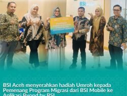 BSI Aceh Serahkan Hadiah Umroh bagi Pemenang Migrasi BSI Mobile ke Byond by BSI