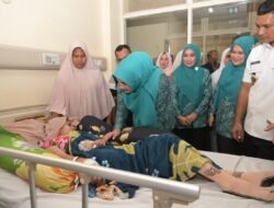 Ketua PKK Aceh Sambangi RSUDZA, Jenguk Pasien dan Tinjau Layanan Publik
