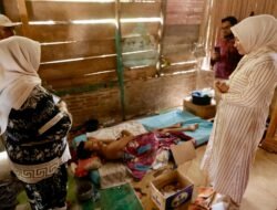 Marlina Jenguk Dua Warga Lumpuh di Pidie, Akan Fasilitasi Pengobatan ke Banda Aceh