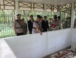 Polres Aceh Besar Gelar Upacara Ziarah Makam Dan Tabur Bunga Dalam Rangka Peringati HUT Bhayangkara Ke- 79