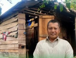 Aceh Besar – Setelah viralnya pemberitaan mengenai kondisi rumah lapuk milik Saiful