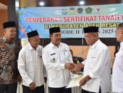 Wabup Syukri Serahkan Sertifikat Tanah Wakaf Periode II Tahun 2025