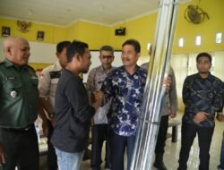 Pemkab Aceh Besar Serahkan Bantuan Material untuk Korban Angin Kencang di Peukan Bada