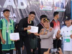 Kapolres Aceh Besar Serahkan Medali Cabor Atletik Porkab 2025