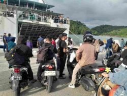 Sempat Tertahan Hampir Dua Jam, Puluhan Warga Simeulue Akhirnya Diizinkan Naik KMP Aceh Hebat 1
