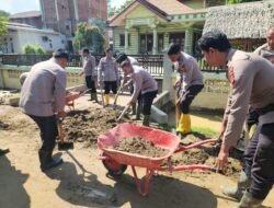 Personel Polres Pidie Membersihan Jalan di Gampong Rambot Adan