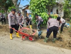 Polres Pidie  Bersihkan Jalan di Gampong Beureueh II Kabupaten Pidie
