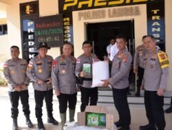 Kapolda Aceh Serahkan Bantuan 500 Karung dan Bibit Tanaman kepada Warga Terdampak Banjir di Kota Langsa