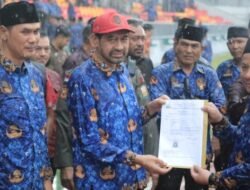 Di Bawah Hujan Deras, Mualem Serahkan SK PPPK Paruh Waktu Untuk Ribuan Honorer