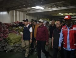 Wakil Gubernur Aceh Terima Bantuan Kemanusiaan PMI di Pelabuhan Krueng Geukuh Aceh Utara