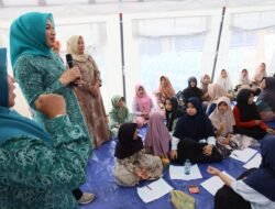 Tinjau Sekolah Darurat, Kak Na: Jaga Semangat Belajar Anak-Anak Kita