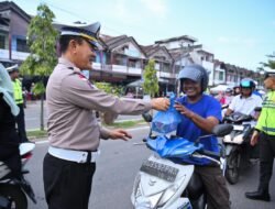 Indahnya Berbagi ,Satlantas Polres Pidie Bagi Takjil Ke Penguna Jalan Yang Melintas Dijalan Tgk Chik Ditiro