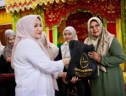 Yayasan Halimon Al-Asyi Serahkan Santunan Baju Lebaran dan Sembako untuk Inong Balee Aceh Rayeuk