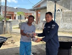 Bidhumas Polda Aceh Bagikan Ratusan Kilogram Kurma Bantuan Kapolda kepada Masyarakat