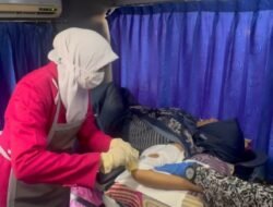 BKKBN Aceh dan IBI Aceh Besar Gelar Pelayanan KB On The Road di Posko Mudik Lhoknga