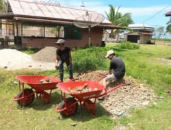 Sambil Menanti Pengumuman Mahasiswa Baru, Dua Sepupu di Simeulue Isi Hari dengan Kerja dan Bakti