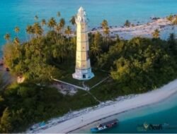 Di Puncak Mercusuar Pulau Rangit, Laut Toska Kepulauan Banyak Menyihir Mata Wisatawan