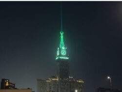 Cahaya Hijau Menara Makkah Menyala, Tanda Puncak Haji di Depan Mata