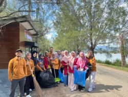 Gerakan ASRI Warnai Harganas ke-33. BKKBN Aceh Bersihkan Pantai Alue Naga
