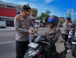 ‎Tumbuhkan Cinta Tanah Air, Kapolres Pidie Bagikan Bendera Merah Putih kepada Pengguna Jalan